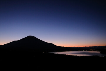 山梨県パノラマ台からの山中湖と富士山