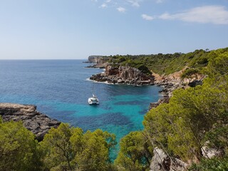 Boot in einer Bucht im türkisen Wasser Meer