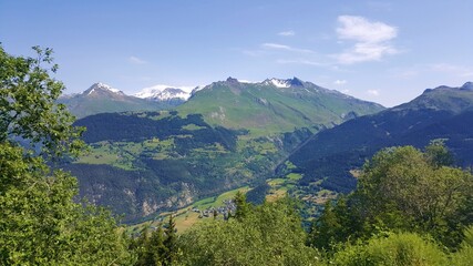 Fototapeta na wymiar Paysage de montagne dans les Alpes françaises en été