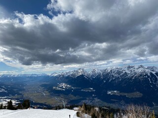 Skigebiet Kellerjoch am Hecher Pillberg Arbeser in der Nähe von Schwaz Wattens Innsbruck in Tirol, gegenüber das Karwendel Gebirge an einem Winter Tag mit Wolken