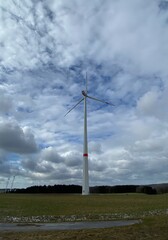 Fototapeta na wymiar Windrad einer Windkraftanlage auf der Schwäbischen Alb bei Gerstetten Geislingen Heidenheim und Ulm im Winter mit Wolken