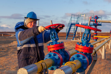 The mechanic, operator production gas