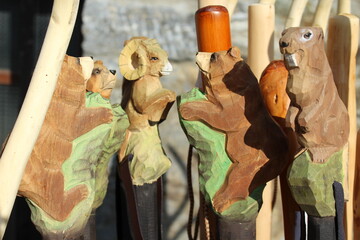 Detalle de bastones de senderismo artesanales