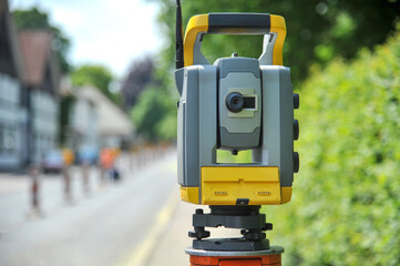 Nahaufnahme von der Rückseite eines Vermessungsinstrumentes, Tachymeter, mit Sucher auf einer Straßenbaustelle, selektiver Fokus
