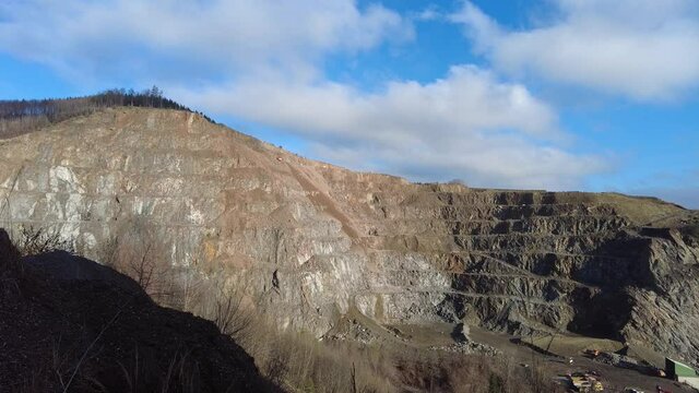 Yacimiento minero a cielo abierto, extracci&oacute;n de materias primas de la monta&ntilde;a. 