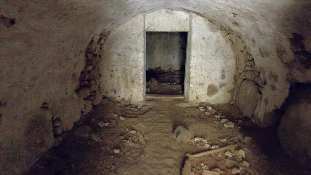 entrando en un sitio tenebroso, tunel del horror, terror 