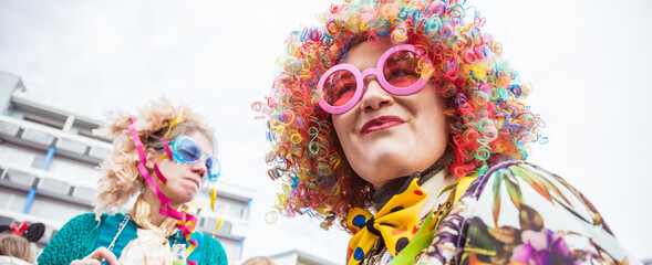 Karneval Party. Lachende Freunde in bunten Kostümen feiern Karneval