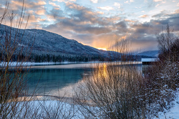 Sonnenuntergang am Walchensee im Winter