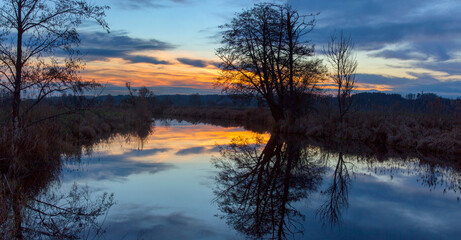 Kleiner Fluss in Herbstlandschaft, Abendlicht, Bayern, Deutschland, Europa, Panorama