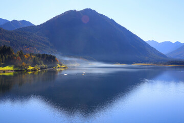 Sylvensteinspeichersee oder Sylvensteinstausee mit Dunst, Isarwinkel, Lenggries, Bayern,...