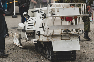 軍用スノーモービル