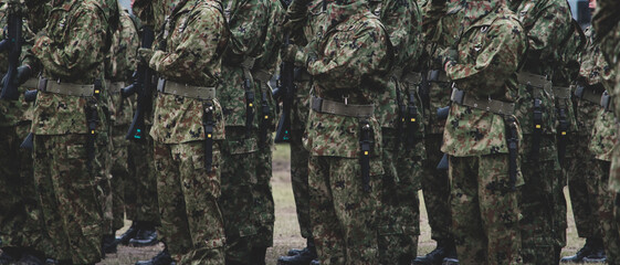 迷彩服を着た自衛官