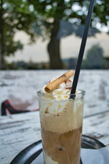 Gourmet Eiskaffee mit bokeh Hintergrund (Gourmet summer ice cream parlour with nice bokeh...