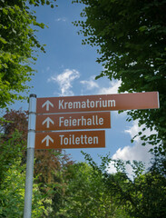 Wegweiser auf dem Friedhof