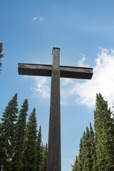 großes zentrales Kreuz als Mittelpunkt auf einem Friedhof © Blende8