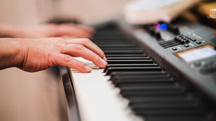 Fototapeta premium 피아노 치는 남자