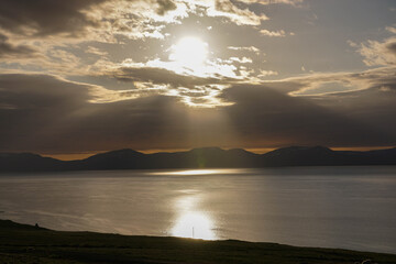 Sonnenuntergang am Meer mit Bergen