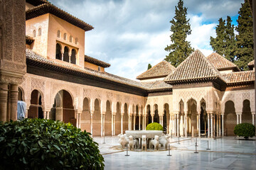 Obraz premium courtyard at alhambra palace, columns, pillars, granada