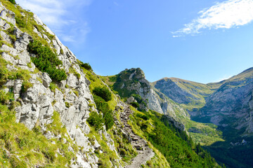 Skały w wyższej partii gór  © Klara