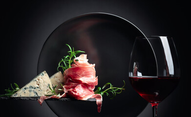 Red wine with prosciutto and blue cheese.
