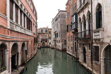 Fototapeta na wymiar Wassergasse durch Venedig - Italien
