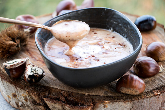 herzhafte maronensuppe mit sahne als winterliche vorspeise