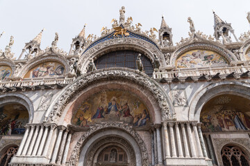 Fototapeta na wymiar Fassade der Markuskirche - Venedig Markusdom