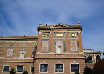 Fototapeta na wymiar Facade of the beautiful Italian building in Rome