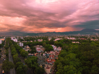 Obraz premium Fotografía aérea de un atardecer en la CDMX mostrando su vegetación cerca del parque de Xotepingo.