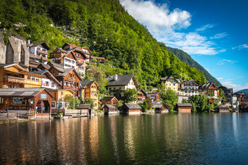 Fototapeta na wymiar houses on the shores of the lake, hallstatt, austria