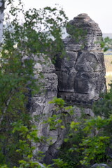 Fototapeta na wymiar Steil emporragende Sandsteinfelsen