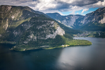 Naklejka na ściany i meble lake in the mountains, hallstatt, hallstätter see, austria, salzkammergut
