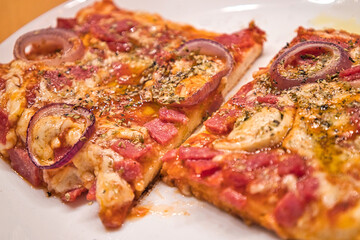 Ein Stück leckere pizza auf dem Teller