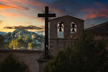 atardecer en las monta&ntilde;as junto a las campanas 