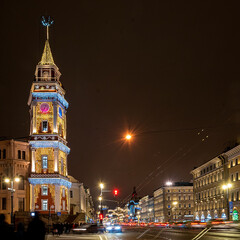 Obraz premium St. Petersburg, Nevsky Prospekt on New Year's Eve. Travels in Russia. Decorated with garlands of the building of the City Duma.