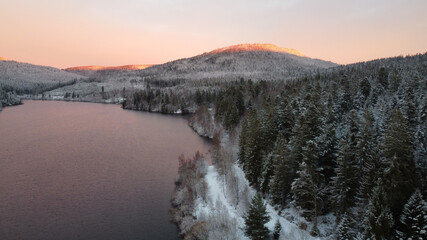 Schwarzenbach Talsperre bei Sonnenaufgang im Schneekleid