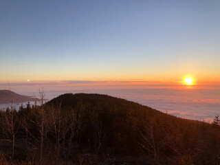 Nebelwand zwischen den Bergen im Schwarzwald 