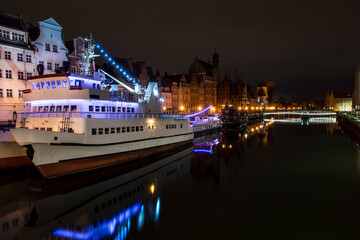 Fototapeta na wymiar Ships on the Motlawa river, old town of Gdansk by night, Poland