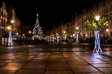 Fototapeta na wymiar Christmas tree and light decorations in the old town of Gdansk
