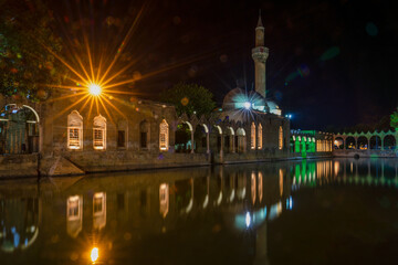 Fototapeta na wymiar Sanli Urfa, Turkey: September 12 2020: Halil-ur Rahman Mosque and Holy lake in Golbasi Park at night