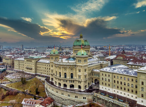Bundeshaus in Bern, Schweiz Sonnenaufgang	 im Winter