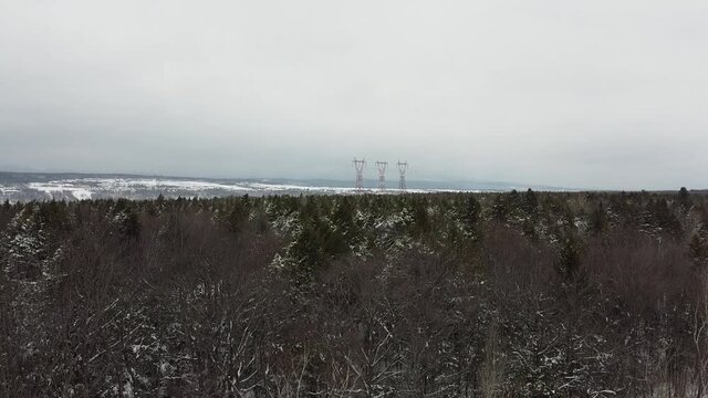 Paysage forestier avec des pyl&ocirc;nes &eacute;lectrique