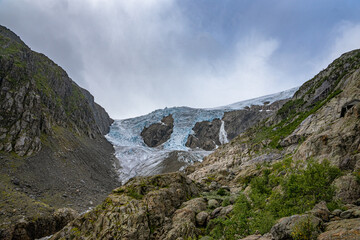 Fototapeta na wymiar Buerbreen glacier with rocks around it