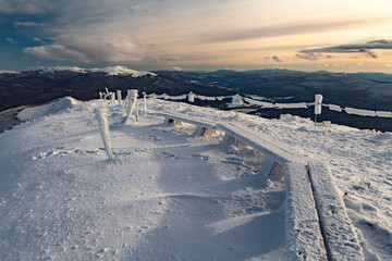 Ośnieżone ławki do odpoczynku dla turystów na grzbiecie Połoniny Caryńskiej, Bieszczady, Polska © Przemysław Głowik