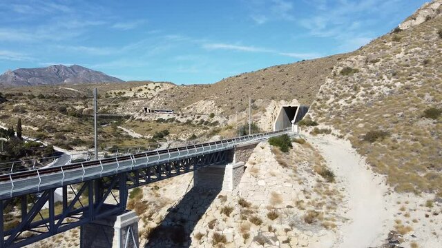 Vista A&eacute;reas de l&iacute;nea f&eacute;rrea entre monta&ntilde;as en zona semides&eacute;rtica en Espa&ntilde;a