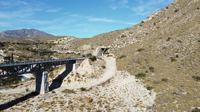 Vista A&eacute;reas de l&iacute;nea f&eacute;rrea entre monta&ntilde;as en zona semides&eacute;rtica en Espa&ntilde;a