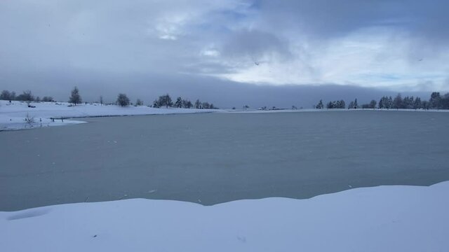 Lac gel&eacute; en hiver au Mont Dore, Auvergne