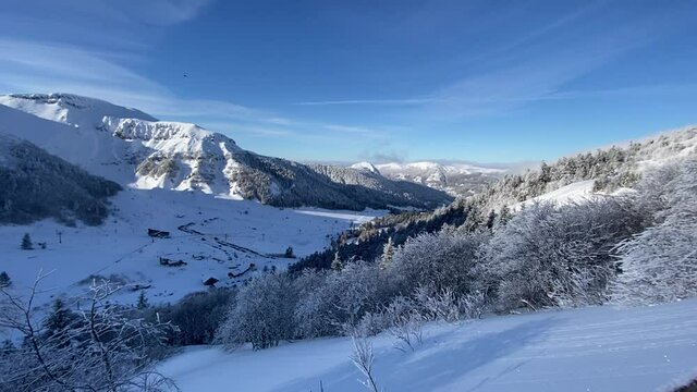 Vall&eacute;e enneig&eacute; en hiver au Mont Dore, Auvergne
