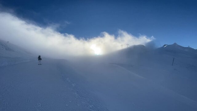 Soleil sur une piste de ski en hiver au Mont Dore, Auvergne