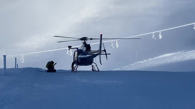 H&eacute;licopt&egrave;re de secours sur la neige en montagne, Massif Centrale